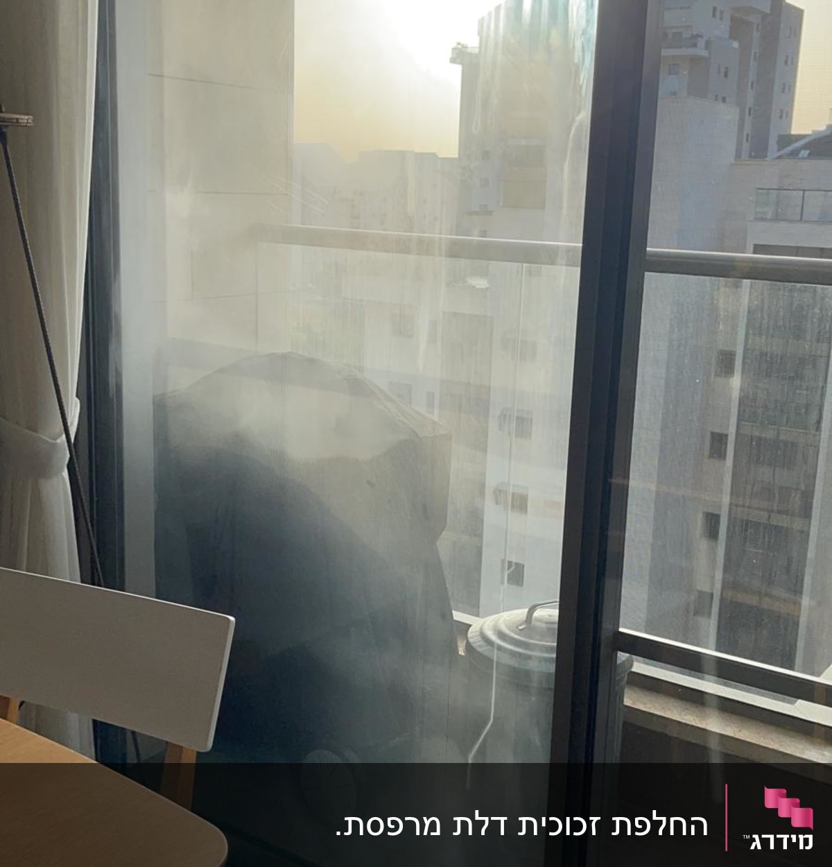 דלת זכוכית עם שמש חזקה ברקע